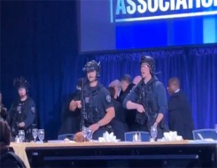   مصر اليوم - حادث إطلاق نار في عشاء مراسلي البيت الأبيض يؤدي إلى إجلاء ترمب وتوقيف المشتبه به وترجيح أنه عمل منفرد دون صلة بحرب إيران