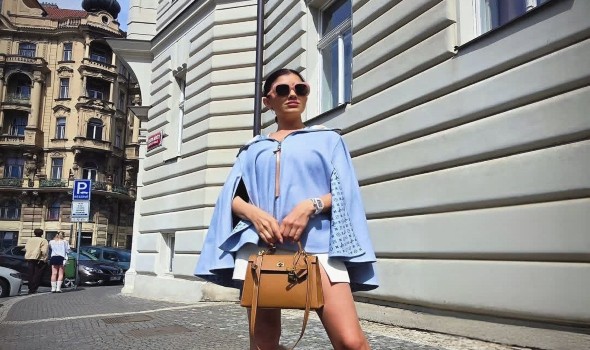   مصر اليوم - إطلالات النجمات في عطلة نهاية الأسبوع تمزج بين الراحة والفخامة من براغ إلى دبي