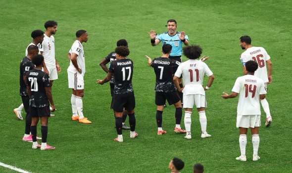   مصر اليوم - إيقاف لاعب منتخب قطر عاصم ماديبو خمس مباريات بسبب الإصابة الخطيرة لإسماعيل كوني