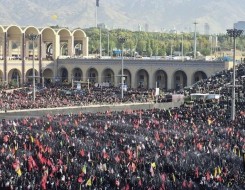 مصر اليوم - لوداع المرشد حشود ضخمة في شوارع طهران انتظاراً لموكبه الجنائزي في اليوم الرابع من مراسم التشييع