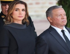   مصر اليوم - الملكة رانيا تبهر المتابعين بتنوع أناقتها باللون الأسود الكلاسيكي