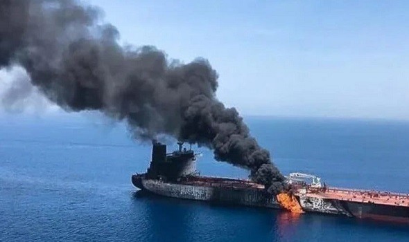 مصر اليوم - إيران تعلن احتراق ناقلة نفط في خليج عُمان وغرق سفينة حاويات بمضيق هرمز
