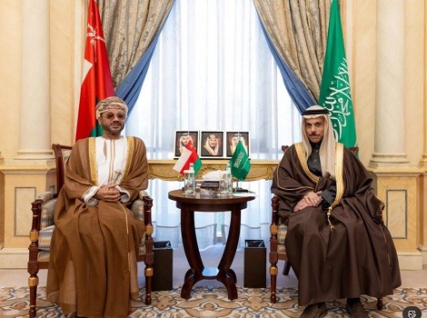 مصر اليوم - الرياض ومسقط تبحثان التطورات الإقليمية ودعم الحلول الدبلوماسية