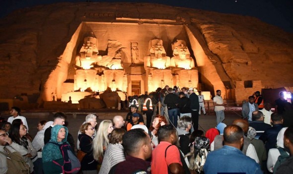   مصر اليوم - نحو سبعة آلاف سائح وزائر يشهدون ظاهرة تعامد الشمس على وجه الملك رمسيس الثاني في أسوان